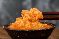 经过包装机包装后的蟹黄酱